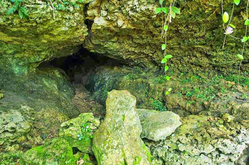 cave, entrance, close-up,Peku Gama, Tsuken Island