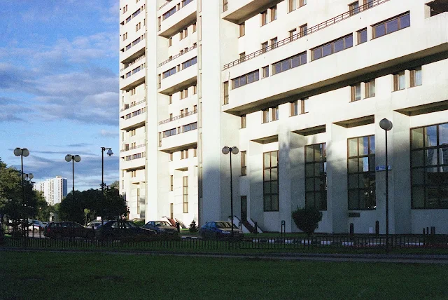 Ленинский проспект, улица Миклухо-Маклая, административно-жилой комплекс «Парк Плейс» (построен в 1989-1992 годах)
