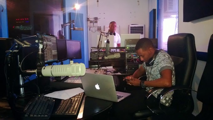 Sikiliza Jinsi Adamu Mchomvu, DJ Fetty na B 12 Walivyokuwa Wanapigana Huku Wakio Live Redioni