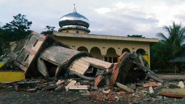 Foto-Foto Kondisi Pasca Gempa 6,4 SR di Aceh Foto-Foto Kondisi Pasca Gempa 6,4 SR di Aceh