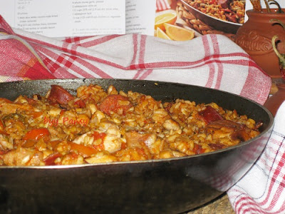 Paella cu pui si carnati chorizo