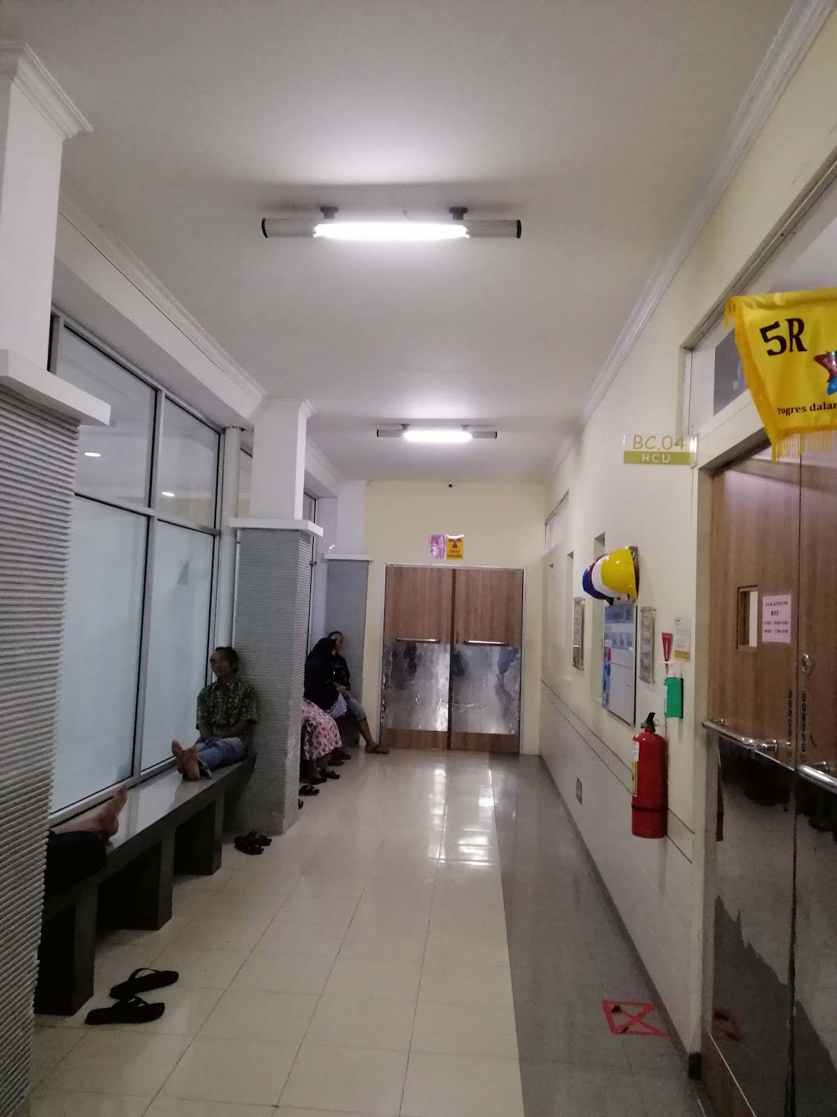 70 Koleksi Gambar Orang Nunggu Di Rumah Sakit Hd Terbaru Gambar Rumah