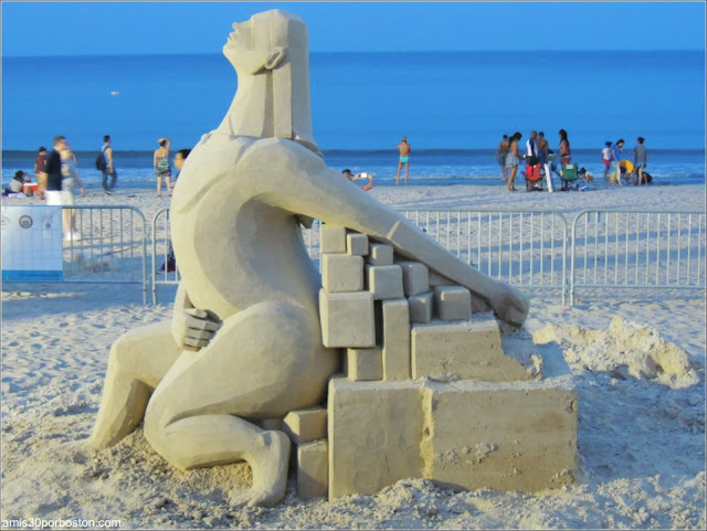 Esculturas de Arena de Revere Beach: Look Up de Marianne Van Den Broek Esculturas de Arena de Revere Beach: Look Up de Marianne Van Den Broek