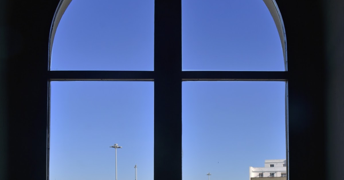 Atravesando la Puerta de Tierra...: A Través de la ventana.