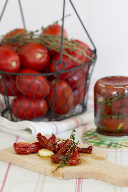 Мариновани сушени домати с прясна мащерка и чесън