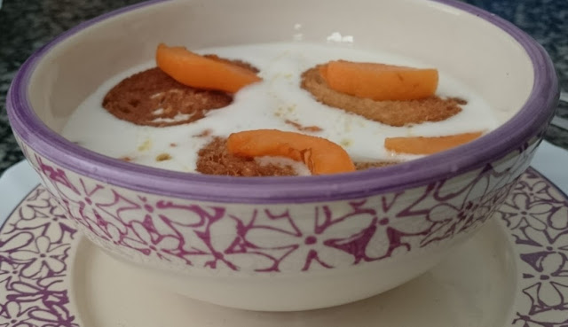 Gazpacho con tostones y Nísperos de Sayalonga