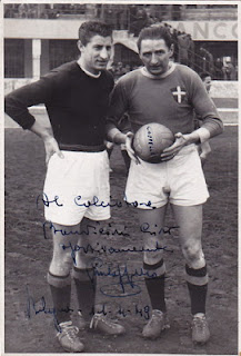 Gino Cappello e Silvio Piola, che all'epoca militava nel Novara, ritratti al Comunale di Bologna nel 1949. La partita, giocata  il 13 febbraio 1949, finì 3-1 per il Bologna, con due reti di István Mike Mayer e una di Cappello. Per il Novara in gol Alberico.