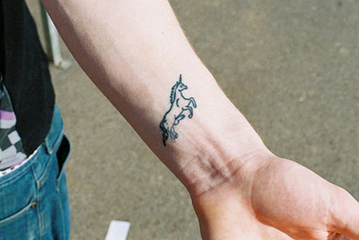Um unicornio feliz