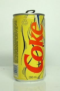 Lata de coca-cola con diseño retro.