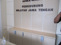 Meja Customer Service, Partisi Background Kantor dan Huruf Timbul Perusahaan - Furniture Semarang