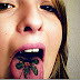 Flor tatuada na língua