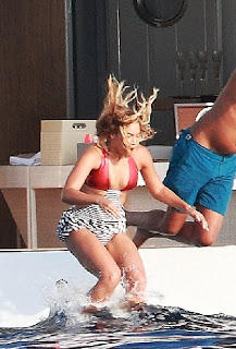 Beyonce Knowles wears a Red Bikini to celebrates her 32th birthday at Italy