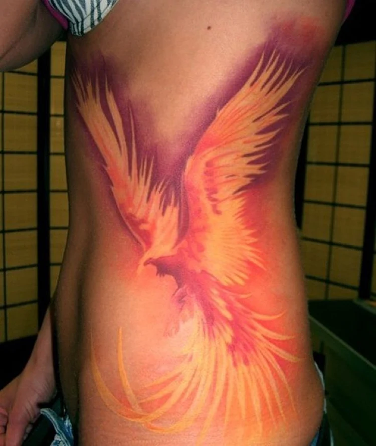 tatuaje de Ave Fenix En Mujer