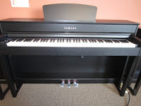 Yamaha CLP725 digital piano picture