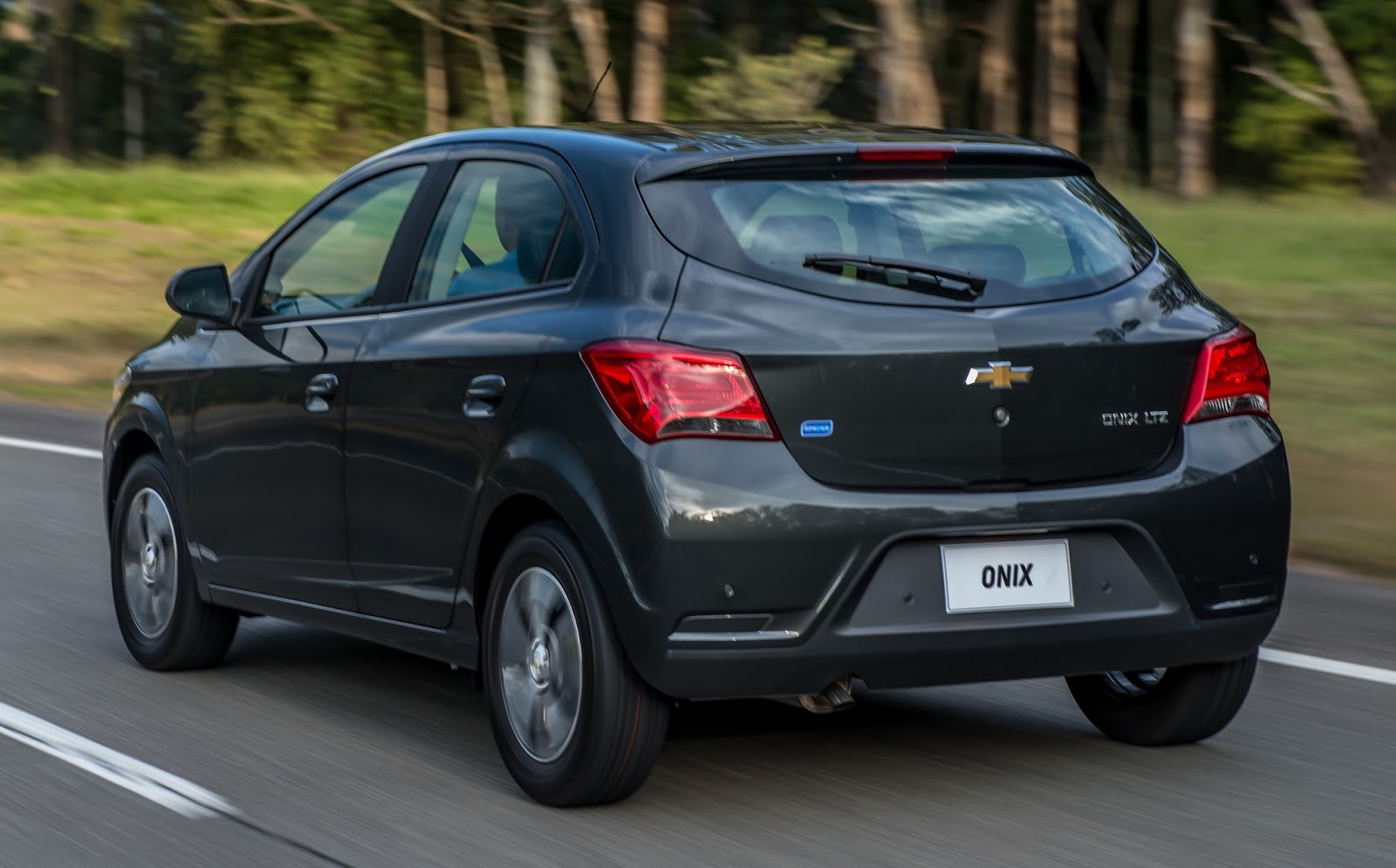 Chevrolet lança Onix e Prisma 2017, reestilizados e com ...