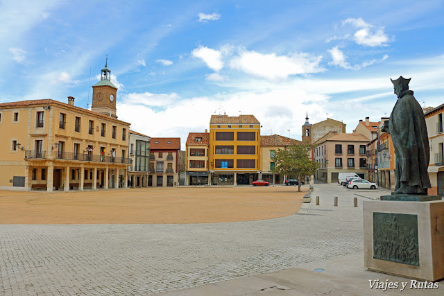 Plaza Mayor y estatua de Diego Laynez Plaza Mayor de Almazán