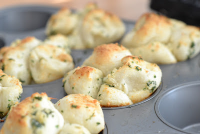 Mini Garlic Monkey Breads are soft, buttery pull apart rolls that are full of garlic flavor. Life-in-the-Lofthouse.com