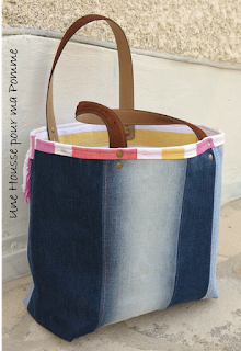 Sac à main rigide entièrement fait de matériaux recyclés, jeans de récup montés façon patchwork, très rigide genre panier, ceinture cuir marron recyclée en anses et sertie par mes soins à l'aide de rivets laiton, tissu intérieur coton rayé, franges assorties en extérieur, poche intérieur en jeans. Dimensions : 37 x 31 x 14 cm environ.  Les jeans portés recyclés parfois délavés par le temps apportent cette "petite chose en plus" à cette pièce unique. 