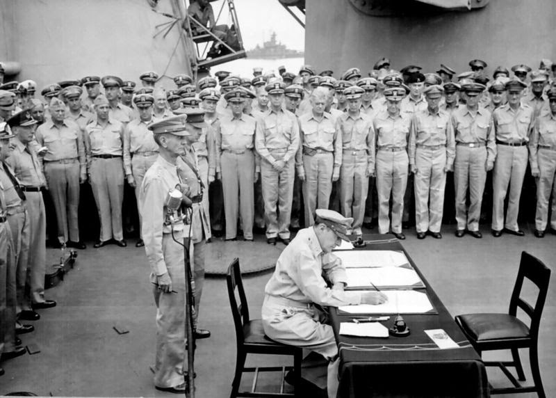 Ultimate Collection Of Rare Historical Photos. A Big Piece Of History (200 Pictures) - Douglas MacArthur signing the official Japanese surrender