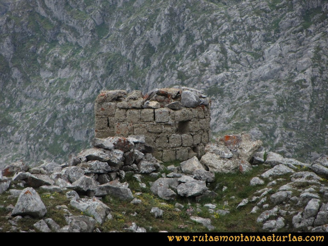 Ruta Peña Cerreos y Ubiña Pequeña: Nidos de ametralladora