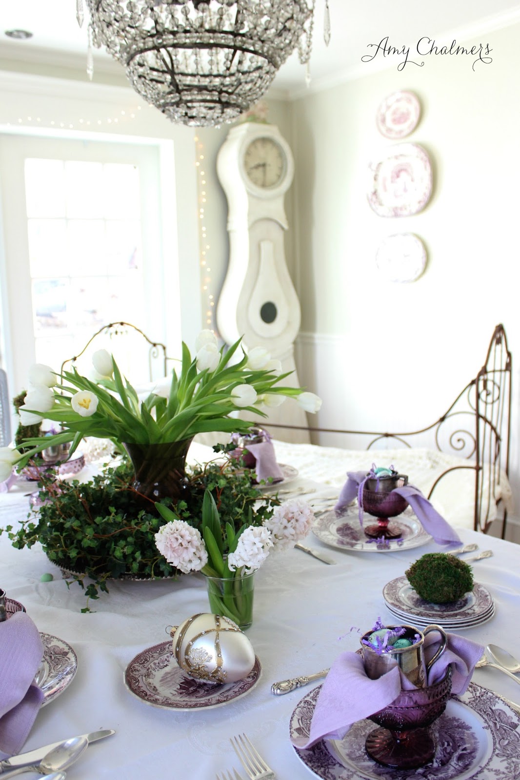 Maison Decor French daybed debuts in the dining room