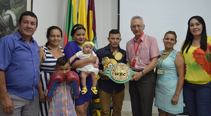 Boxeador Óscar Escandón recibió medalla al Mérito Deportivo por el alcalde de Ibagué