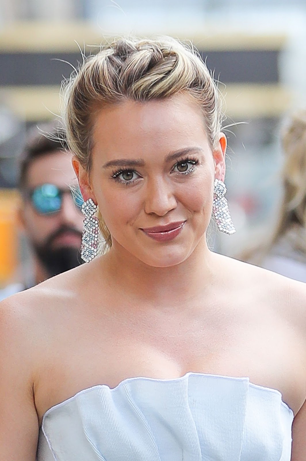hot mama hilary duff ponytail gown krazy fashion rocks hot mama hilary duff ponytail gown krazy fashion rocks