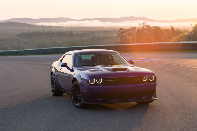 Front 3/4 view of 2019 Dodge Challenger R/T Scat Pack Widebody