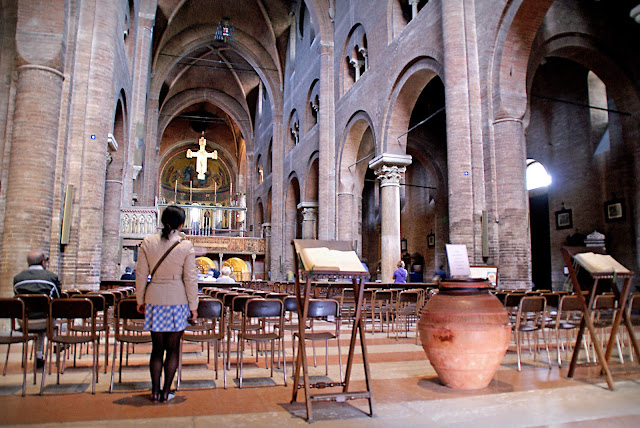 Interiores-del-Duomo-en-Modena-Italia