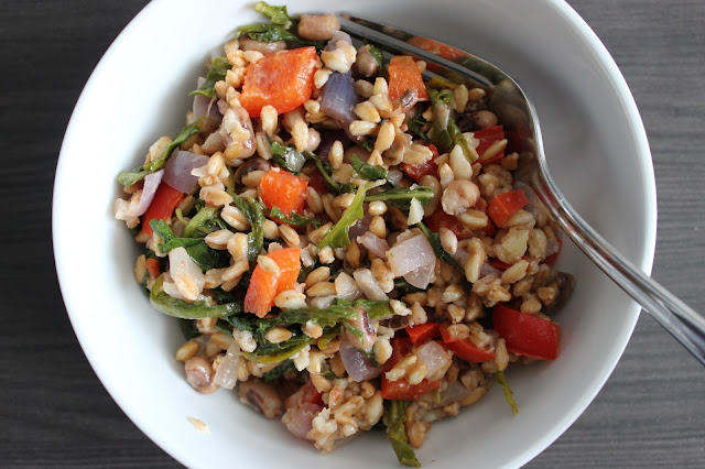 Farro Salad with Black-Eyed Peas, Red Pepper, & Arugula | A Hoppy Medium