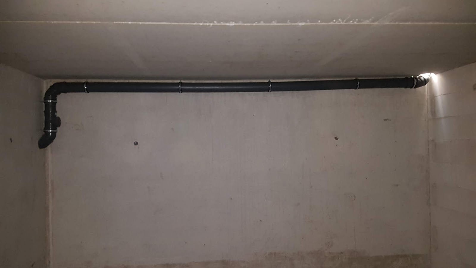 Wir bauen uns ein Haus: Sanitär: Abwasserleitungen; Maurer: Garage