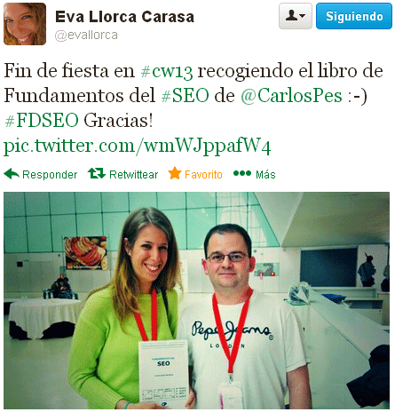 Eva Llorca recogiendo el libro Fundamentos del SEO en Congreso Web