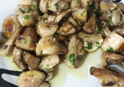 Champiñones con ajo y perejil