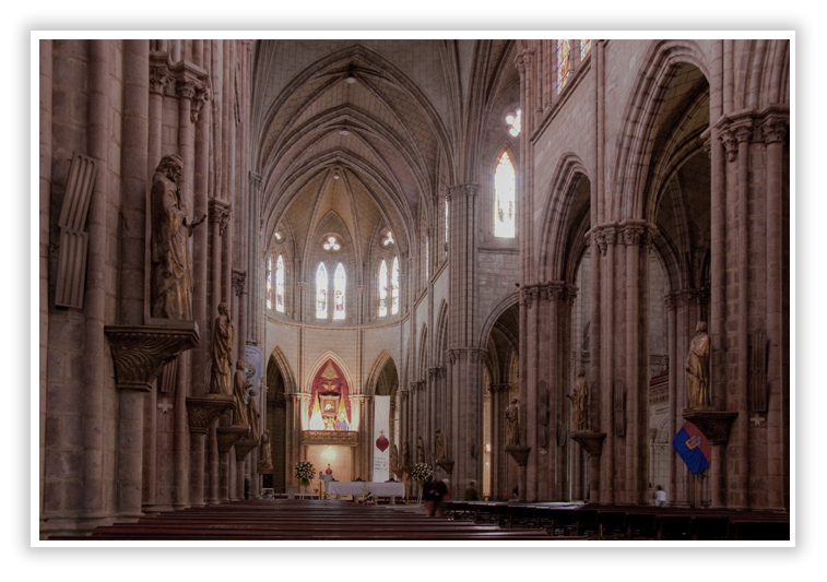 Dentro de la Basílica del Voto Nacional - Quito - Ecuador - SuperPhotoPro