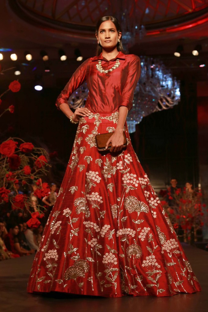Europe Fashion Men's And Women Wears: Manish Malhotra Enchanting Party Wear Outfits at