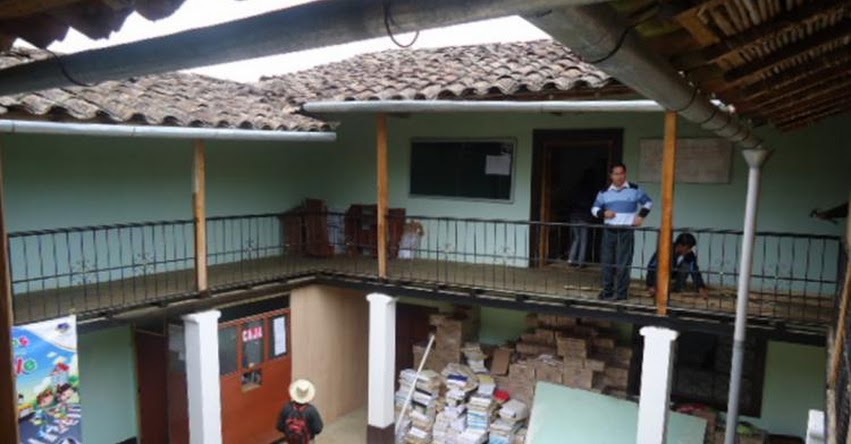 Alumnos de instituto «Pedro Ortiz Montoya» protestan contra UGEL Celendín - Cajamarca Alumnos de instituto «Pedro Ortiz Montoya» protestan contra UGEL Celendín - Cajamarca