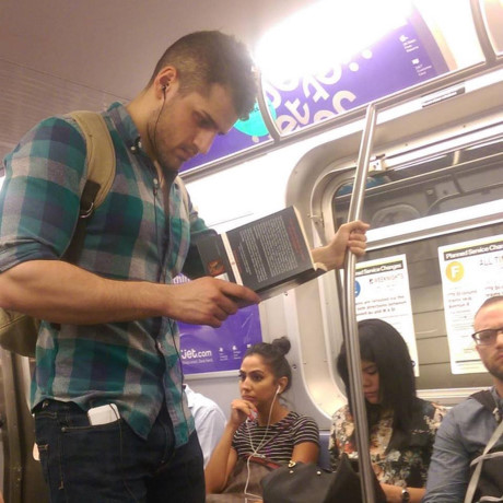 Dan ong dep nhat la khi cam cuon sach tren tay - Anh 26