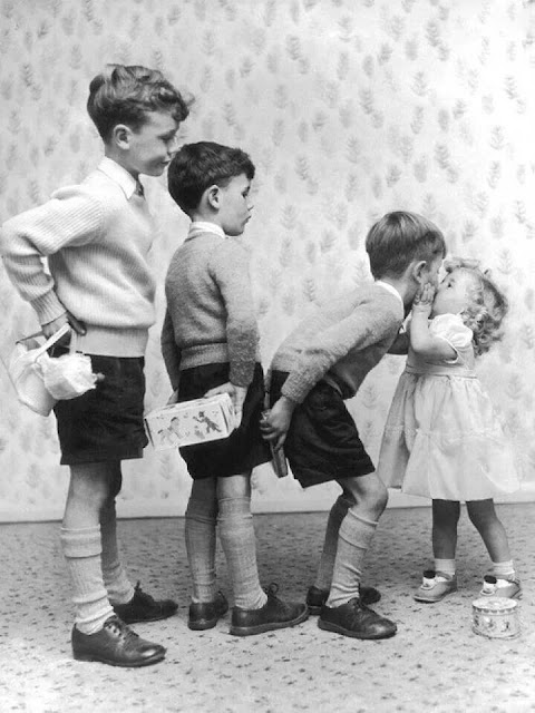 17 Adorable Vintage Photos Of The First Kisses Ever Vintage