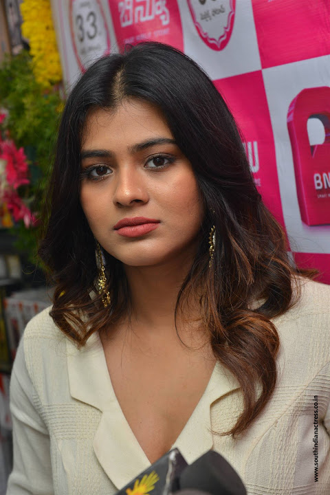 Hebah Patel launches B New Mobile Store at Tenali