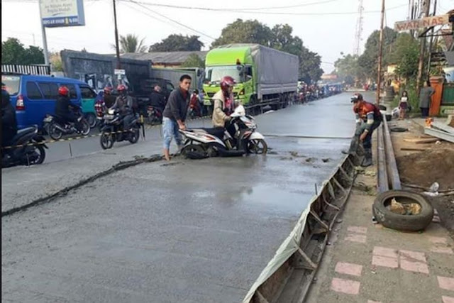 Jalanan di Cor dan Masih Basah, Emak-Emak ini Malah Nyelonong Pakai Motor