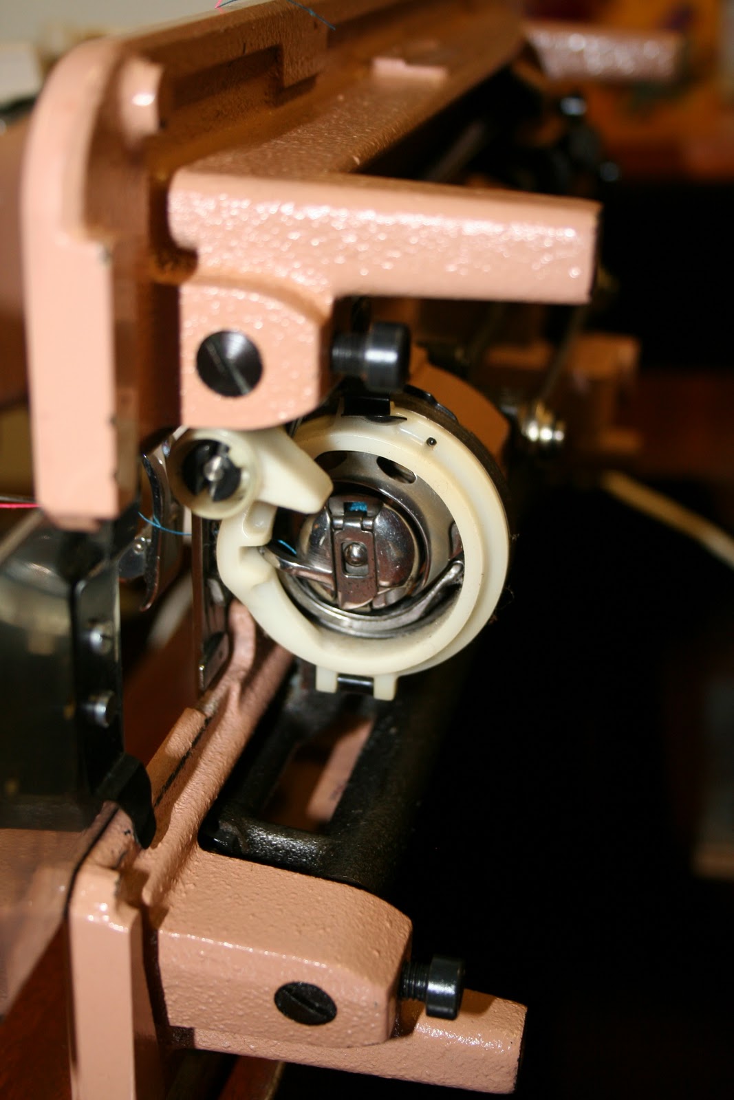 Tammy's Craft Emporium: Necchi Lelia 513 - how to thread the bobbin