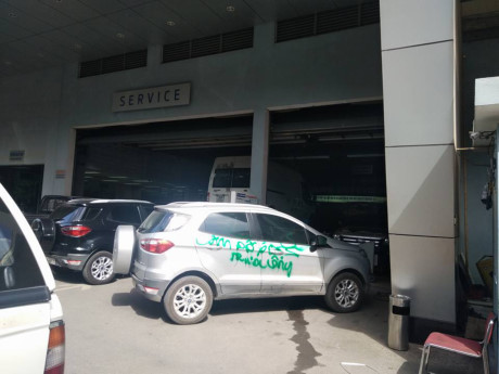 Ha Noi: Do chan cong, Ford EcoSport bi nguoi phu nu son chu khap xe - Anh 4