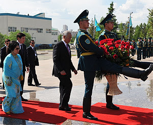 Najib Rosmah Merisik Kazakhstan