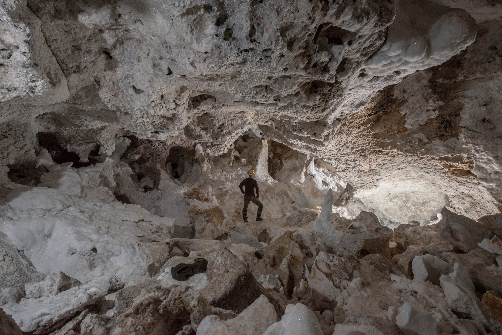 THE CHANDELIER MAZE & CHANDELIER BALLROOM. LECHUGUILLA CAVE, NEW MEXICO ADAM HAYDOCK