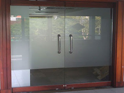 Hình ảnh cửa kính cường lực khung gỗ Hình ảnh cửa kính cường lực khung gỗ