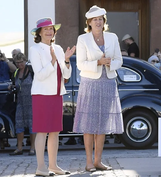 King Carl Gustaf and Queen Silvia visited the opening of annual Swedish King Rally 2016 (Kungsrallyt) in Öland island.