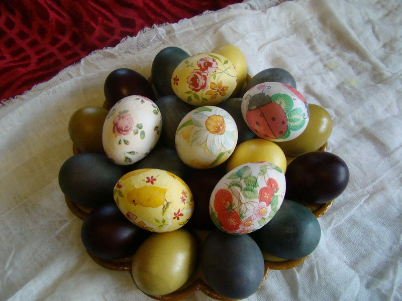 Яйца крашеные в вине. Крашеные яйца. Окрашивание яиц. Покрасить яйца на Пасху. Краска для яиц двухцветная.