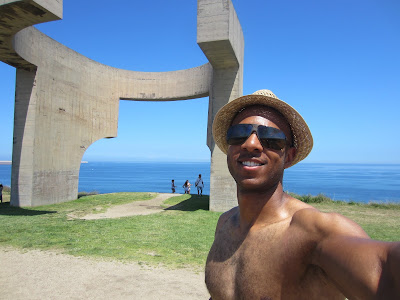 The city's icon - and some statue in the background. Like the Elogio del Horizonte or something