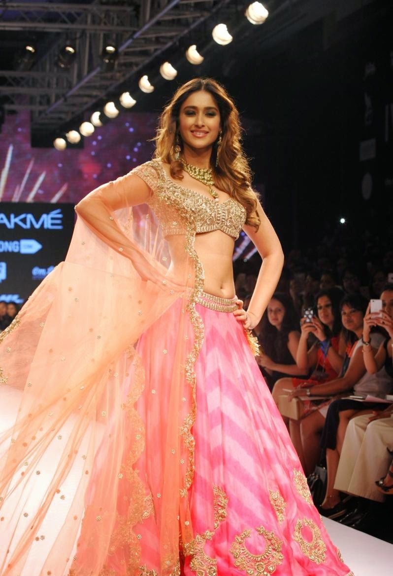 High Quality Bollywood Celebrity Pictures Ileana D Cruz Sexiest Navel Show On The Ramp As She
