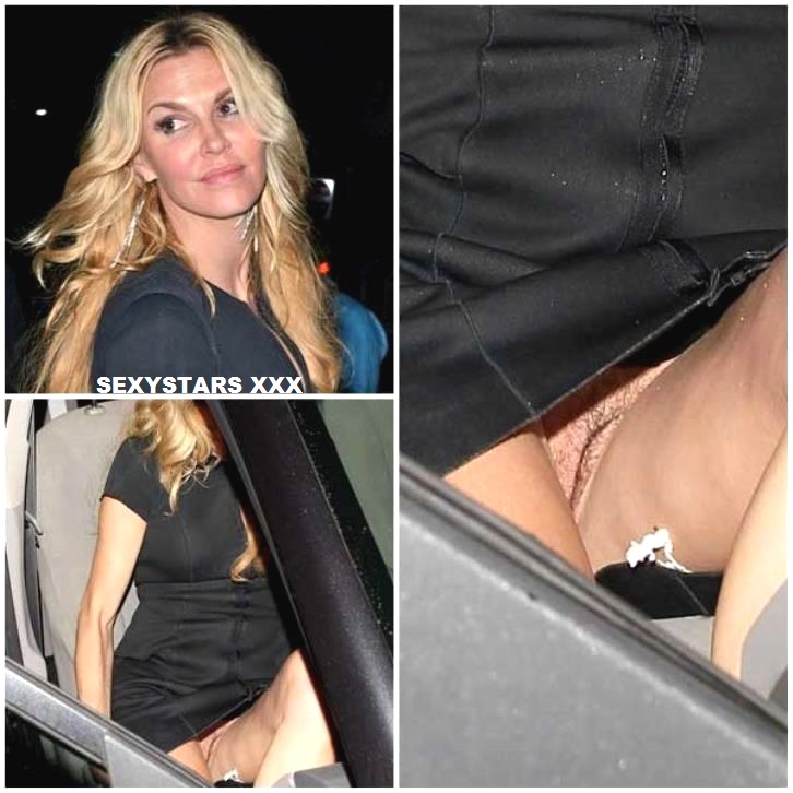 Celebrity upskirt pantyless pussy flashing.